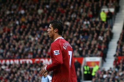 20080707031359-800px-cristiano-ronaldo.jpg